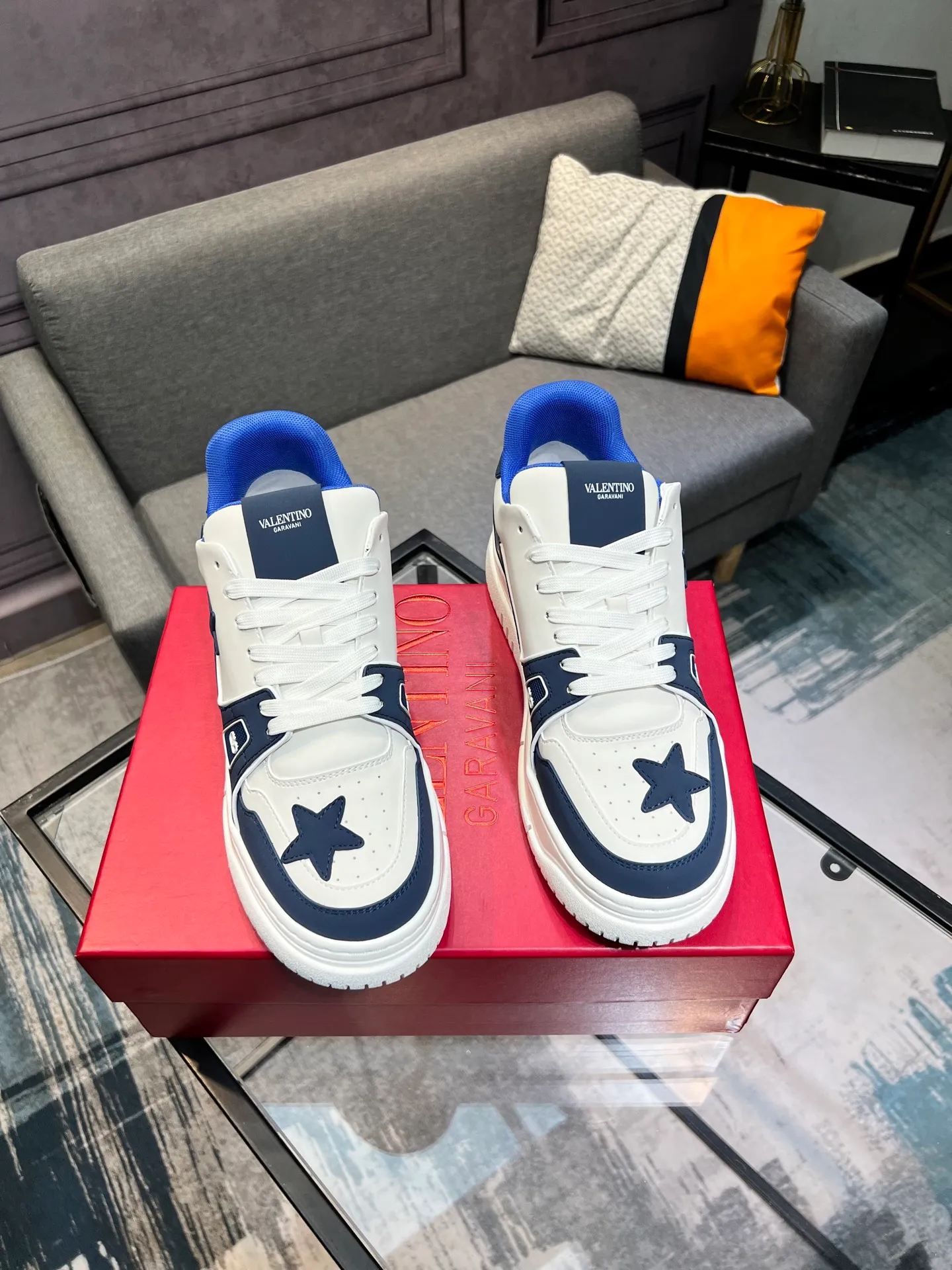 Men's Men's Shoes 💰660 Valentino 2023 early autumn new star shoes are now online! Wang Hedi and Ren Jialun have been worn by many celebrities. Who can refuse the same couple shoes as Wang Hedi! The design of Stars Stab My Heart is cool and spicy. The material of the shoes is cowhide, and every color is beautiful! Size 35-40, men’s size 39-44 (women’s 41, men’s 38, 45🉑️customized)